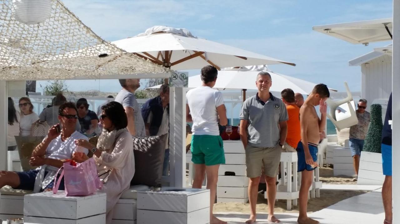 Zonnig En Gezellig Met Zijdelings Zeezicht En Zwembad In *